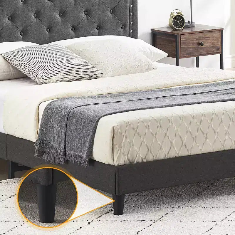 Lit plateforme rembourré noir/gris avec tête de lit capitonnée et clous décoratifs, Grand lit / Très grand lit, 2 personnes