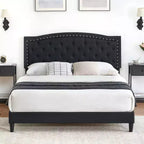 Lit plateforme rembourré noir/gris avec tête de lit capitonnée et clous décoratifs, Grand lit / Très grand lit, 2 personnes