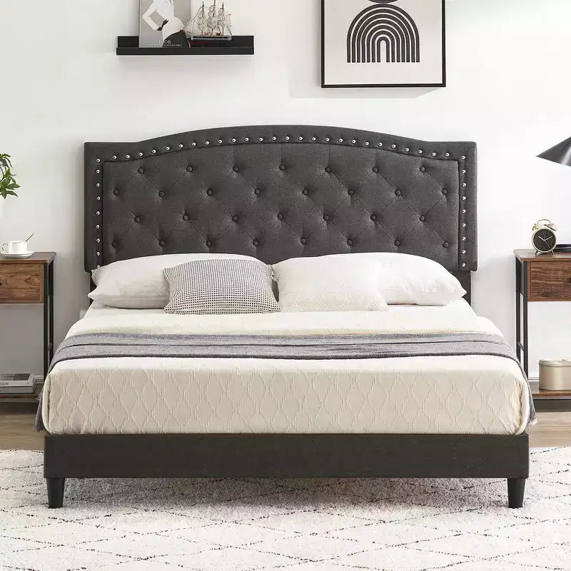 Lit plateforme rembourré noir/gris avec tête de lit capitonnée et clous décoratifs, Grand lit / Très grand lit, 2 personnes