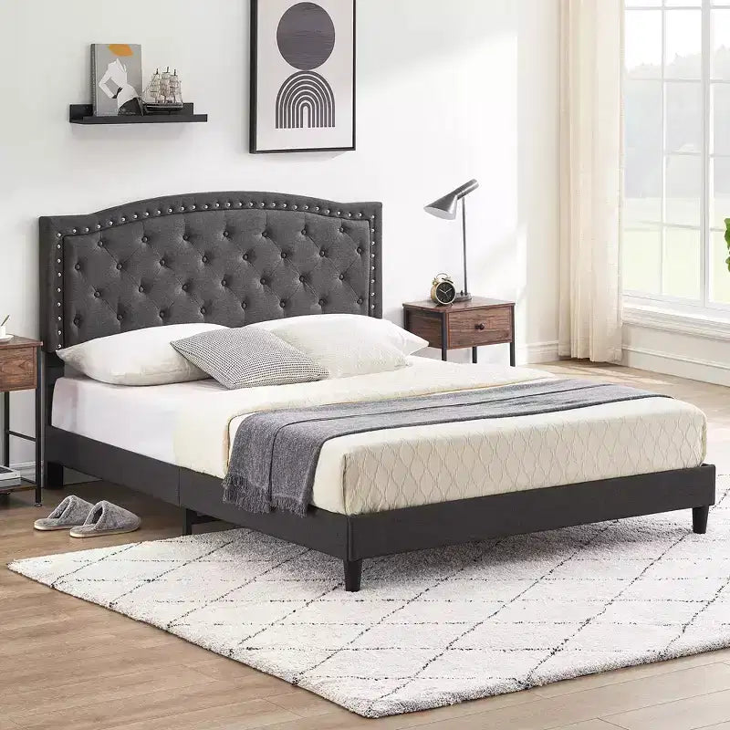 Lit plateforme rembourré noir/gris avec tête de lit capitonnée et clous décoratifs, Grand lit / Très grand lit, 2 personnes